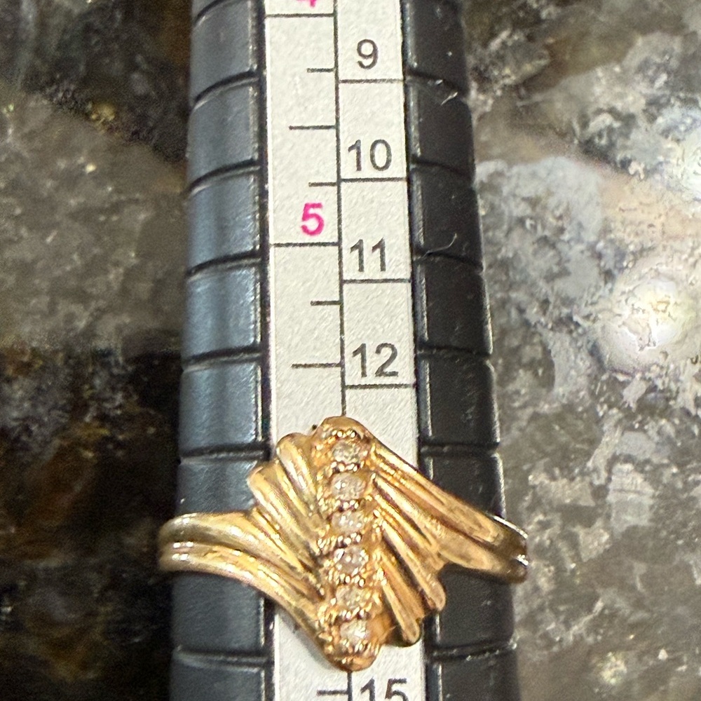 14 karat yellow gold ring with 6 Diamonds - Picture 2 of 5